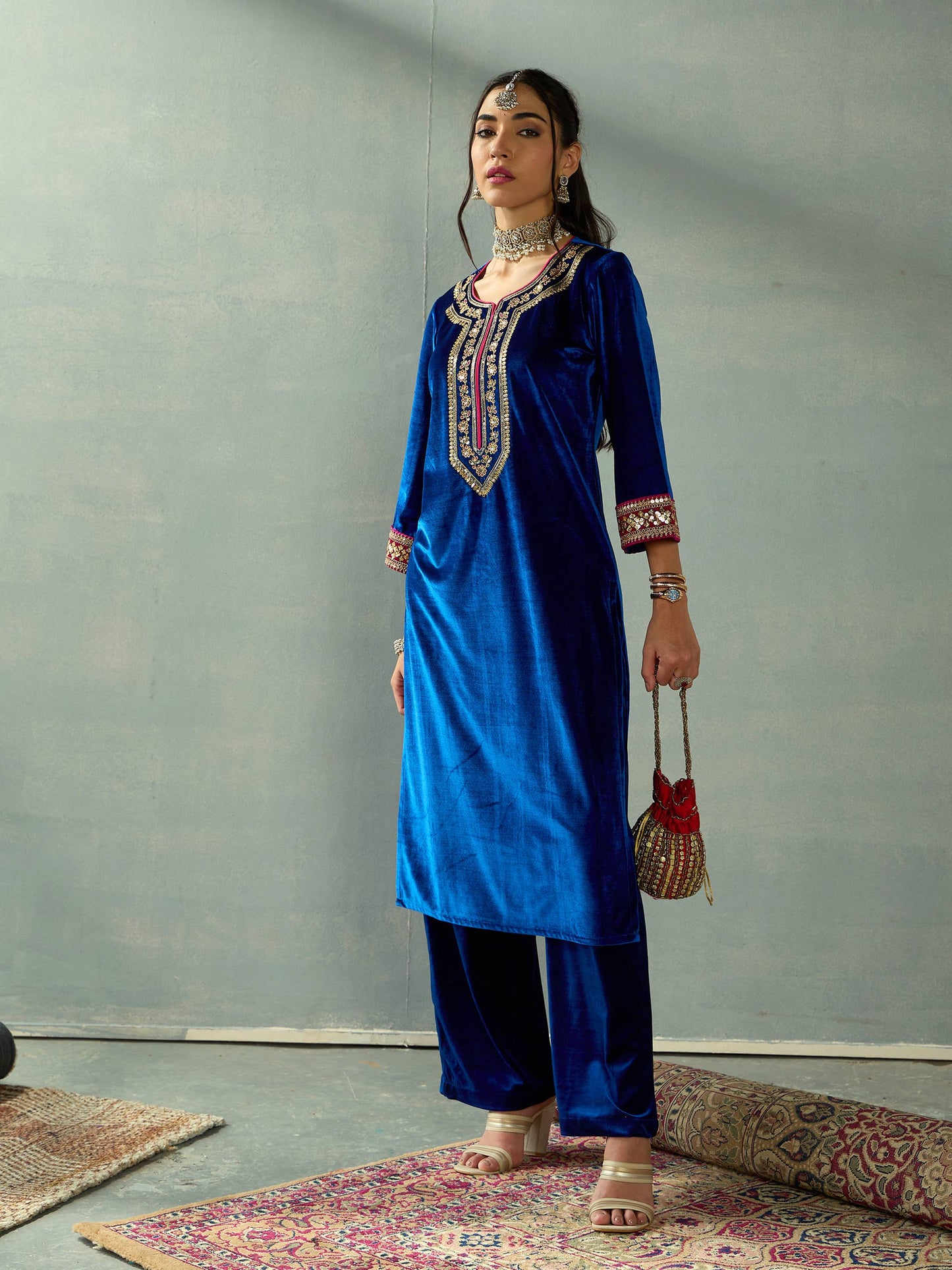 Women Royal Blue Velvet Embroidered Kurta
