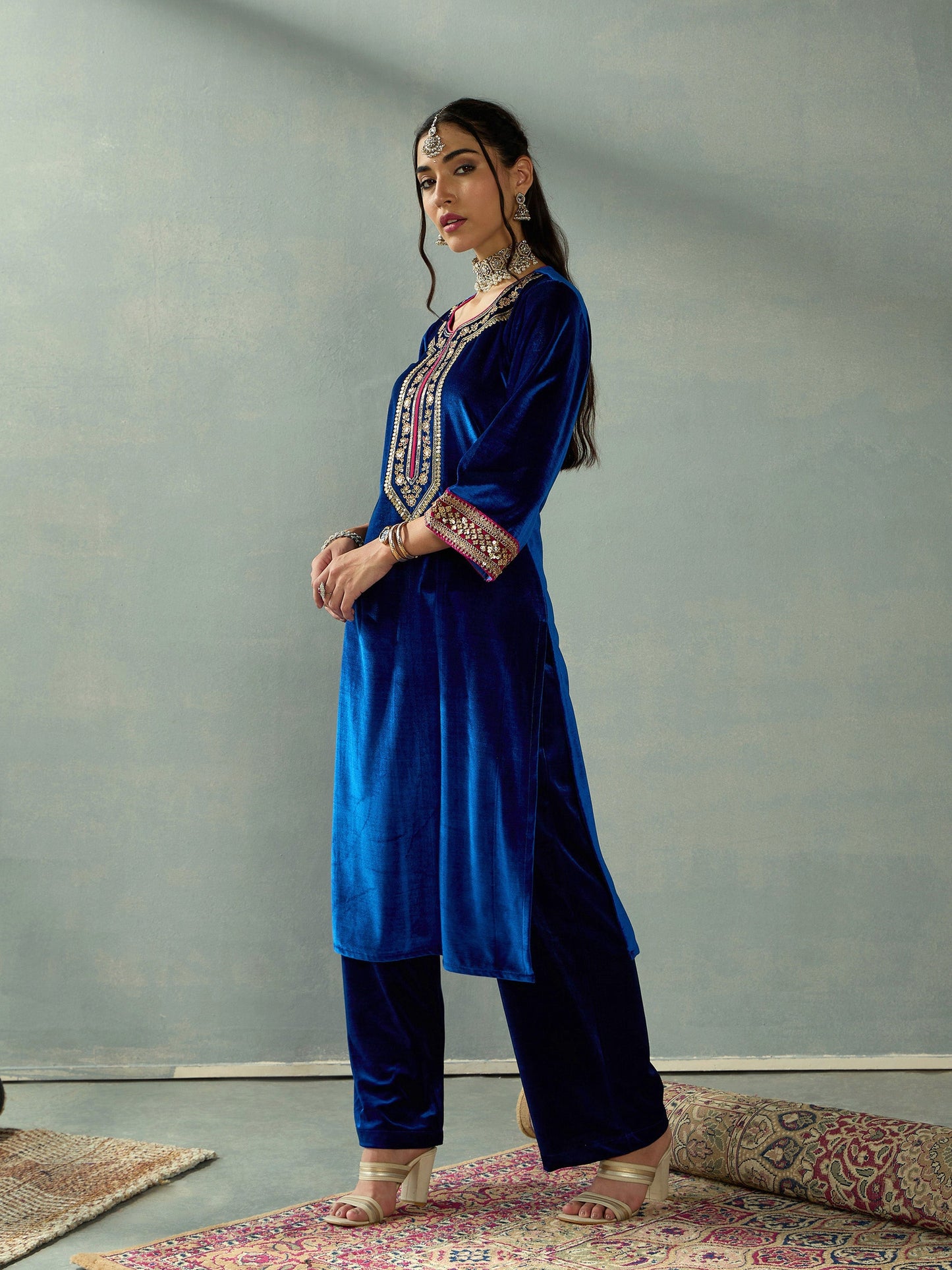 Women Royal Blue Velvet Embroidered Kurta