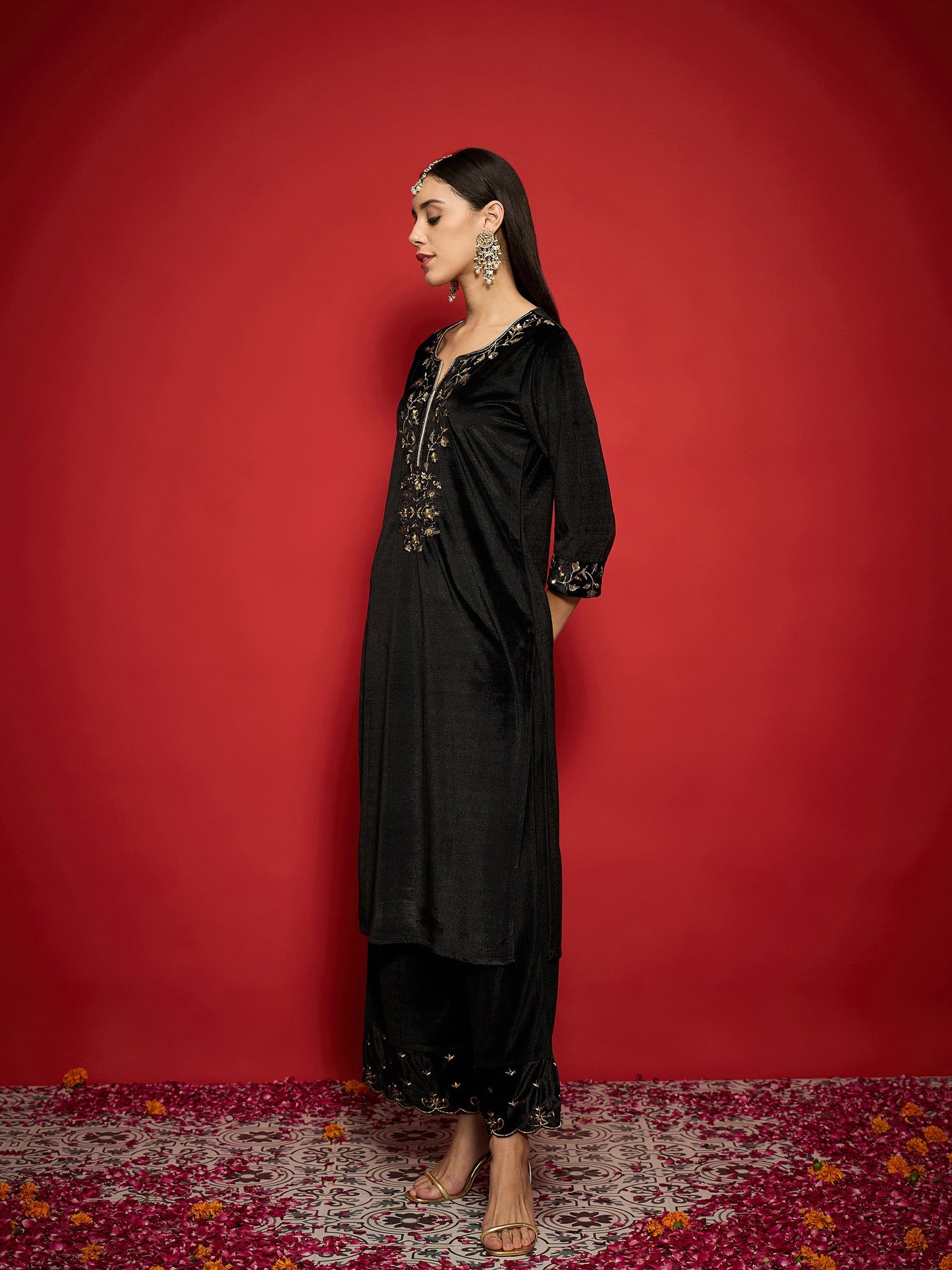 Women Black Velvet Zari Embroidered Round Neck Straight Kurta